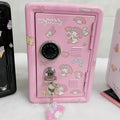 Sanrio Mini Metalni Sef:  / My Melody / Pompompurin - Tri Dostupna Stila, Skladište za Kovanice, Brava sa Šifrom i Dva Ključa, Savršen za Organizaciju na Radnom Stolu ili Poklanjanje, Nezaobilazno za Fanove Sanrio-a!