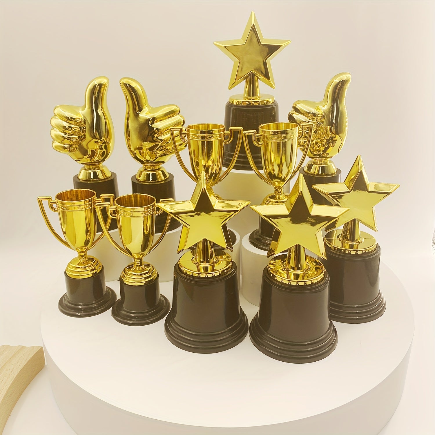 Set od 18 mini trofeja za nagrade, savršeno za sportske takmičenja, fudbalske utakmice i kao nagrade za odrasle. Idealno za događaje, žurke i kao pokloni za nastavnike.
