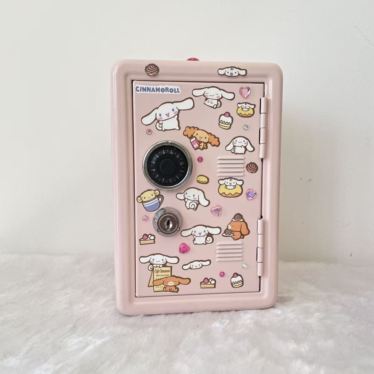 Sanrio Mini Metalni Sef:  / My Melody / Pompompurin - Tri Dostupna Stila, Skladište za Kovanice, Brava sa Šifrom i Dva Ključa, Savršen za Organizaciju na Radnom Stolu ili Poklanjanje, Nezaobilazno za Fanove Sanrio-a!