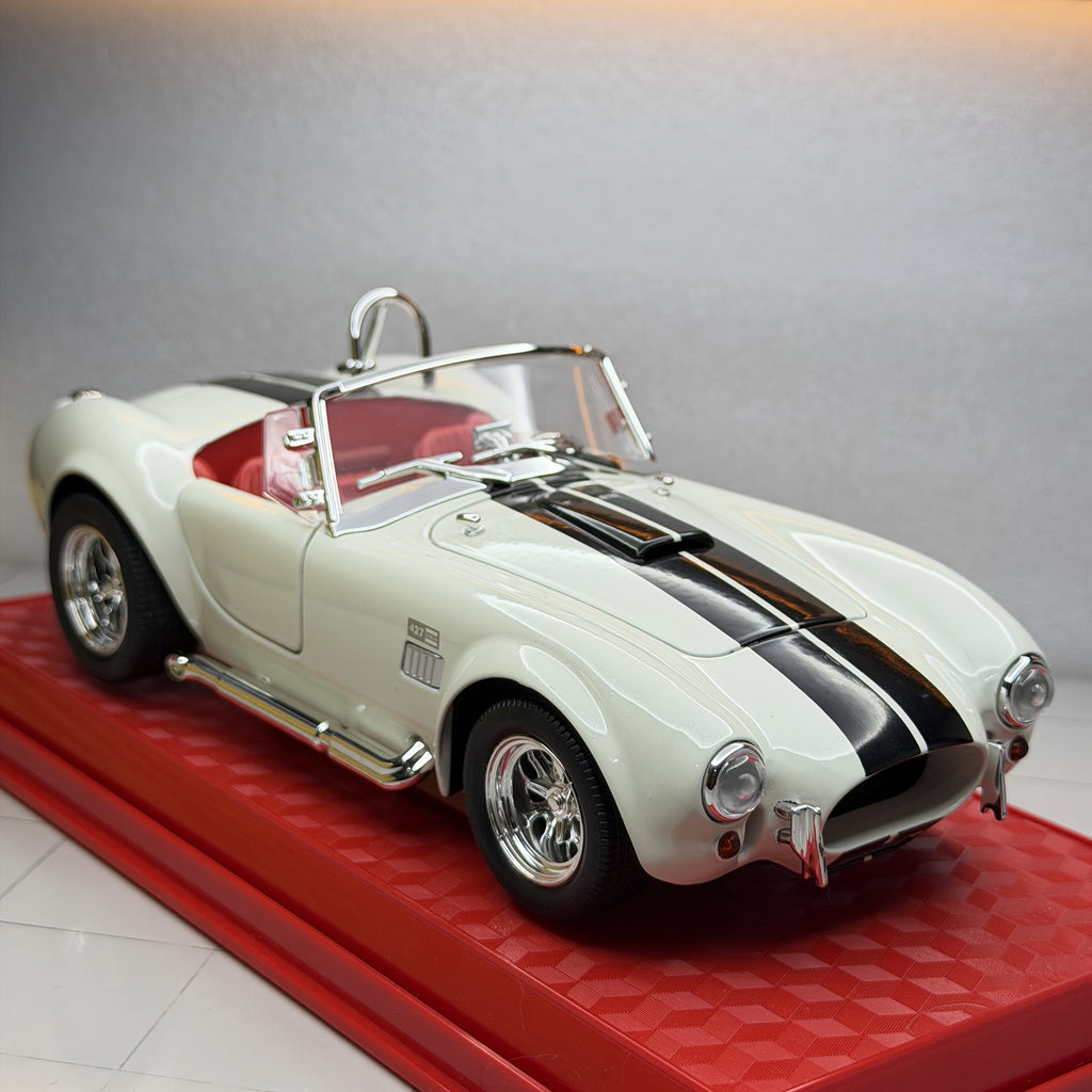 Izuzetan model automobila, srebrna boja, sa postoljem. Postolje i vozilo su fiksirani i ne mogu se odvojiti. Razmera 1:24 ima kul i stilski dizajn i napravljen je od izdržljive legure livenog metala. Detalji su izuzetno fini i imaju realističan izgled.