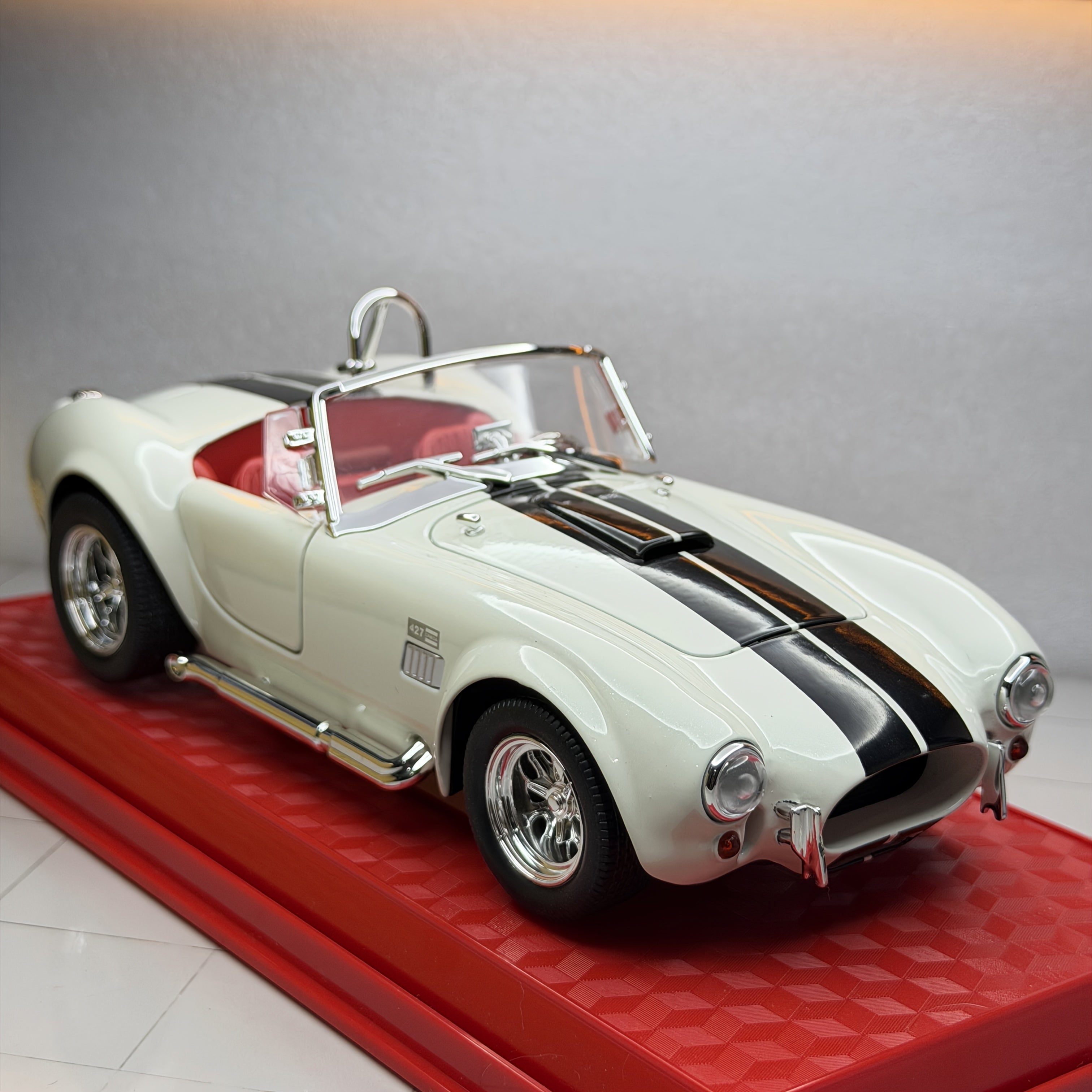 Izuzetan model automobila, srebrna boja, sa postoljem. Postolje i vozilo su fiksirani i ne mogu se odvojiti. Razmera 1:24 ima kul i stilski dizajn i napravljen je od izdržljive legure livenog metala. Detalji su izuzetno fini i imaju realističan izgled.