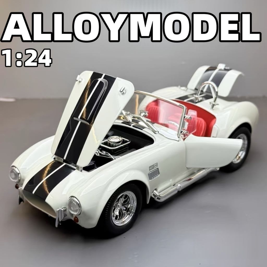Izuzetan model automobila, srebrna boja, sa postoljem. Postolje i vozilo su fiksirani i ne mogu se odvojiti. Razmera 1:24 ima kul i stilski dizajn i napravljen je od izdržljive legure livenog metala. Detalji su izuzetno fini i imaju realističan izgled.