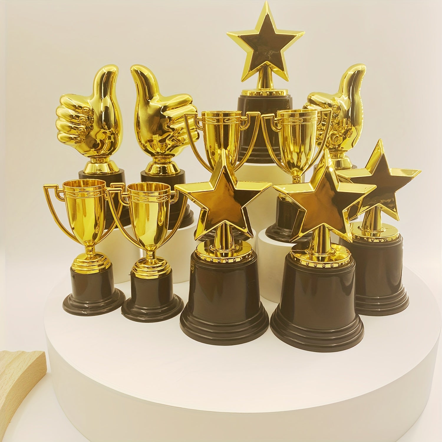 Set od 18 mini trofeja za nagrade, savršeno za sportske takmičenja, fudbalske utakmice i kao nagrade za odrasle. Idealno za događaje, žurke i kao pokloni za nastavnike.