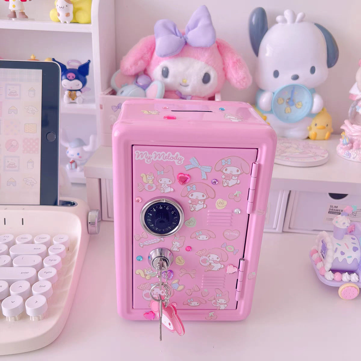 Sanrio Mini Metalni Sef:  / My Melody / Pompompurin - Tri Dostupna Stila, Skladište za Kovanice, Brava sa Šifrom i Dva Ključa, Savršen za Organizaciju na Radnom Stolu ili Poklanjanje, Nezaobilazno za Fanove Sanrio-a!
