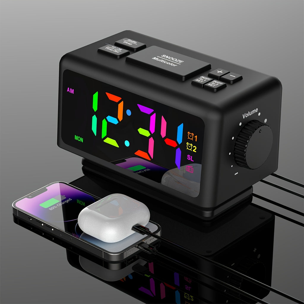 Moderan crni radio budilnik sa RGB LED ekranom, USB napajanjem, FM radiom, funkcijom "Snooze", i pozadinskim osvetljenjem, kompaktan dizajn za pored kreveta ili radni sto, šarmantan budilnik