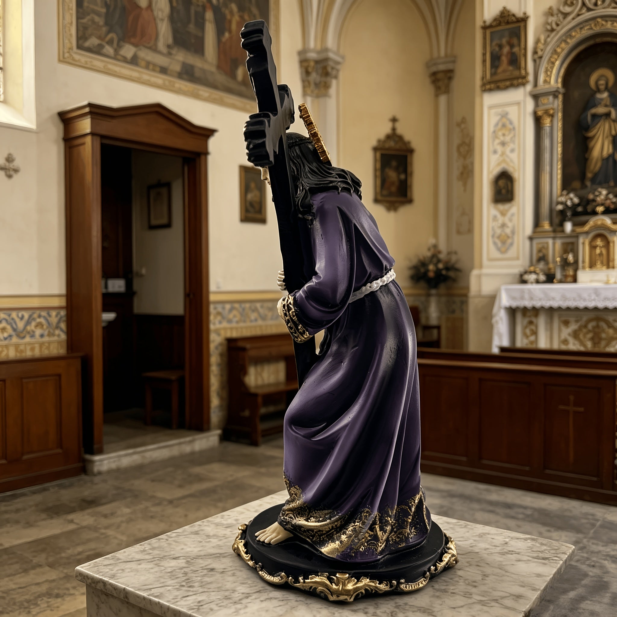 [29.21 cm] Statua sa Križem; Dekorativna Figura u Ljubičastoj Haljini sa Križem; Religiozni Ornament; Pogodno za Oltare i Crkve Kao Predstava Patrulje Isusa; Poklon