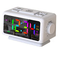 Moderan crni radio budilnik sa RGB LED ekranom, USB napajanjem, FM radiom, funkcijom "Snooze", i pozadinskim osvetljenjem, kompaktan dizajn za pored kreveta ili radni sto, šarmantan budilnik