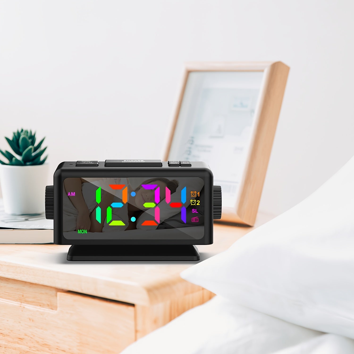 Moderan crni radio budilnik sa RGB LED ekranom, USB napajanjem, FM radiom, funkcijom "Snooze", i pozadinskim osvetljenjem, kompaktan dizajn za pored kreveta ili radni sto, šarmantan budilnik