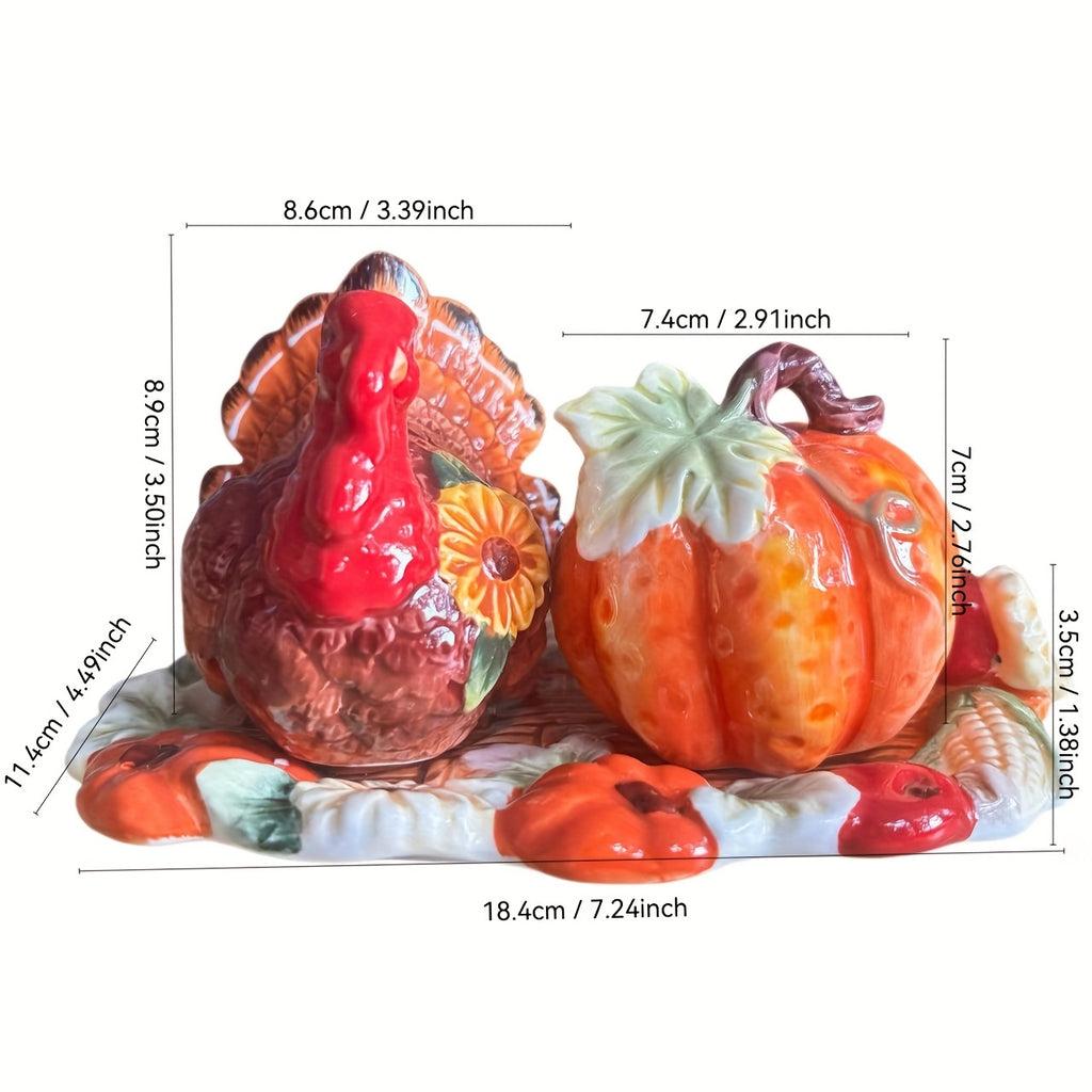 Set posuda za so i biber od keramike sa motivom ćurke i bundeve, savršeno za jesenju dekoraciju stola, dimenzija 18.29 X 11.43 cm, dostupno u 3 boje