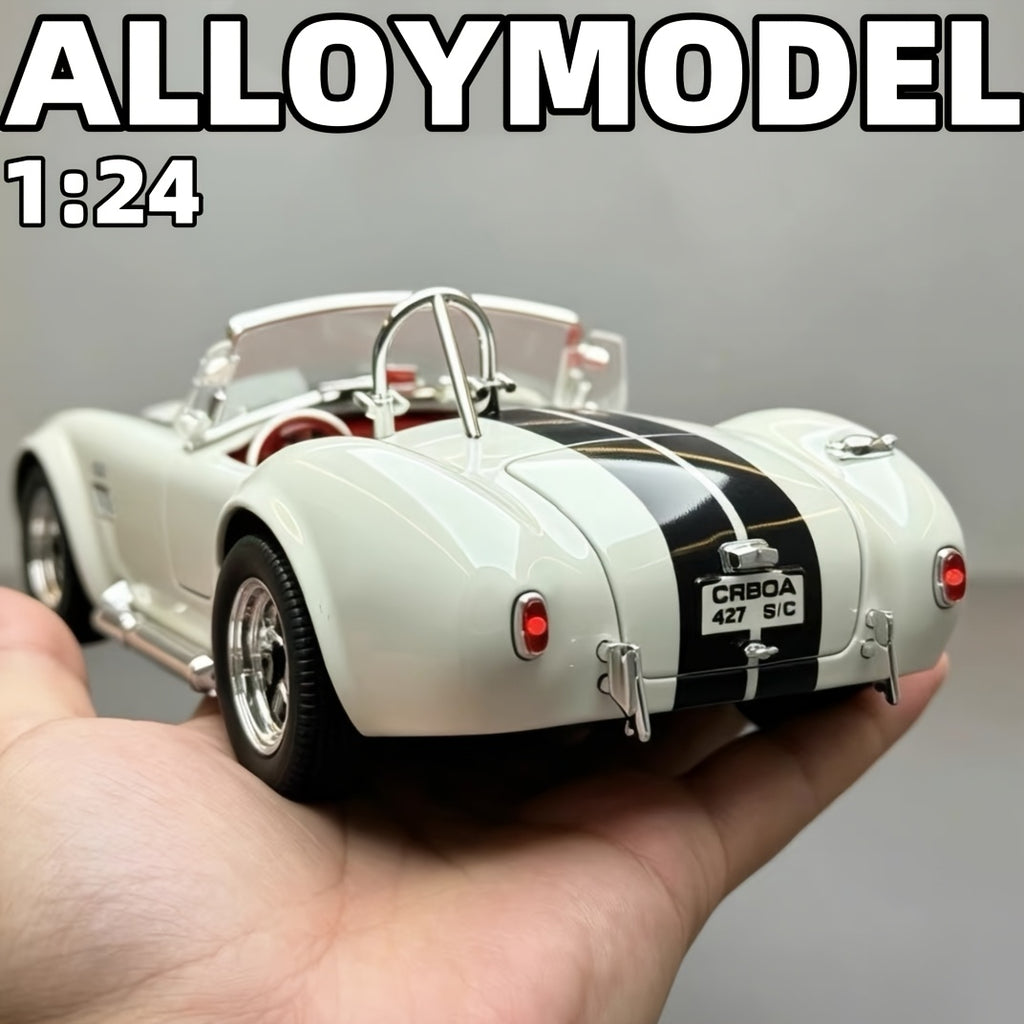 Izuzetan model automobila, srebrna boja, sa postoljem. Postolje i vozilo su fiksirani i ne mogu se odvojiti. Razmera 1:24 ima kul i stilski dizajn i napravljen je od izdržljive legure livenog metala. Detalji su izuzetno fini i imaju realističan izgled.