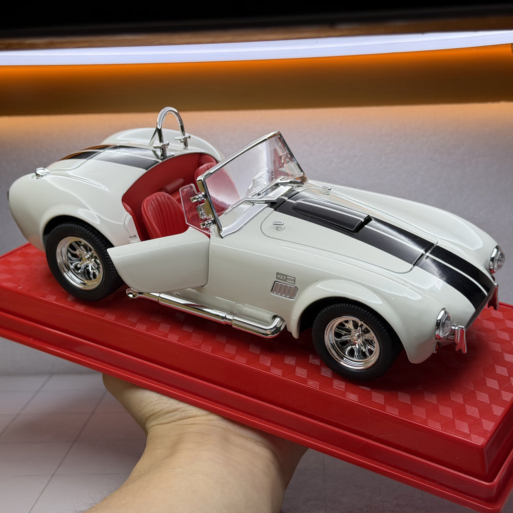 Izuzetan model automobila, srebrna boja, sa postoljem. Postolje i vozilo su fiksirani i ne mogu se odvojiti. Razmera 1:24 ima kul i stilski dizajn i napravljen je od izdržljive legure livenog metala. Detalji su izuzetno fini i imaju realističan izgled.