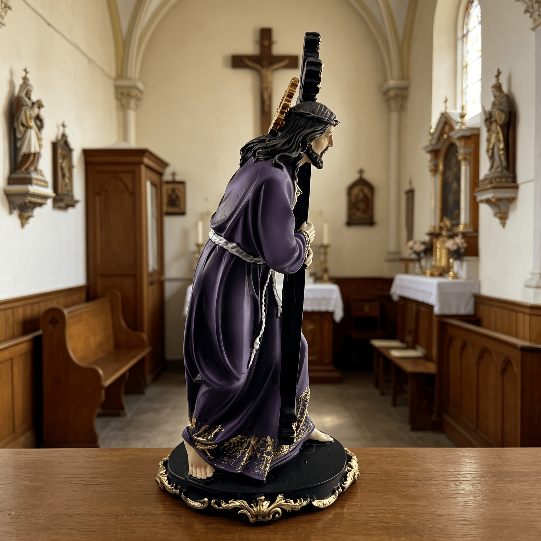 [29.21 cm] Statua sa Križem; Dekorativna Figura u Ljubičastoj Haljini sa Križem; Religiozni Ornament; Pogodno za Oltare i Crkve Kao Predstava Patrulje Isusa; Poklon