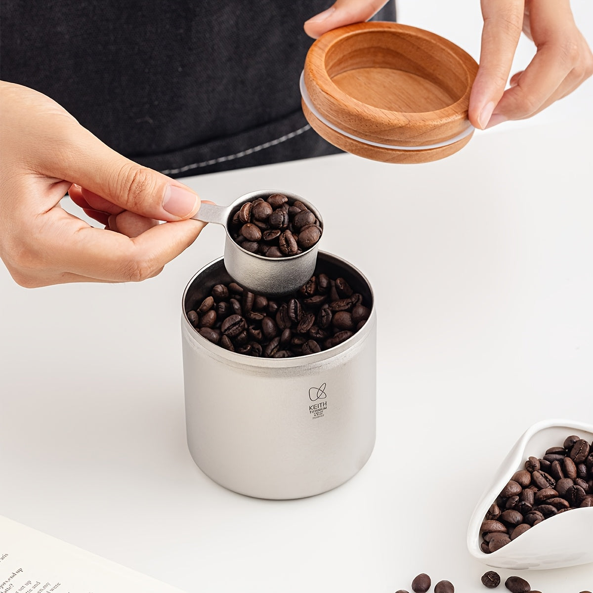KEITH Posuda za čuvanje zrna kafe od čistog titanijuma, zapremina 350ml, poklopac sa dvostrukim brtvljenjem i ugrađenom mericom od 30ml, tegla za čuvanje hrane otporna na vlagu za zrna kafe, čaj, orašaste plodove, žitarice, suvu hranu, ultra-laka i prenos
