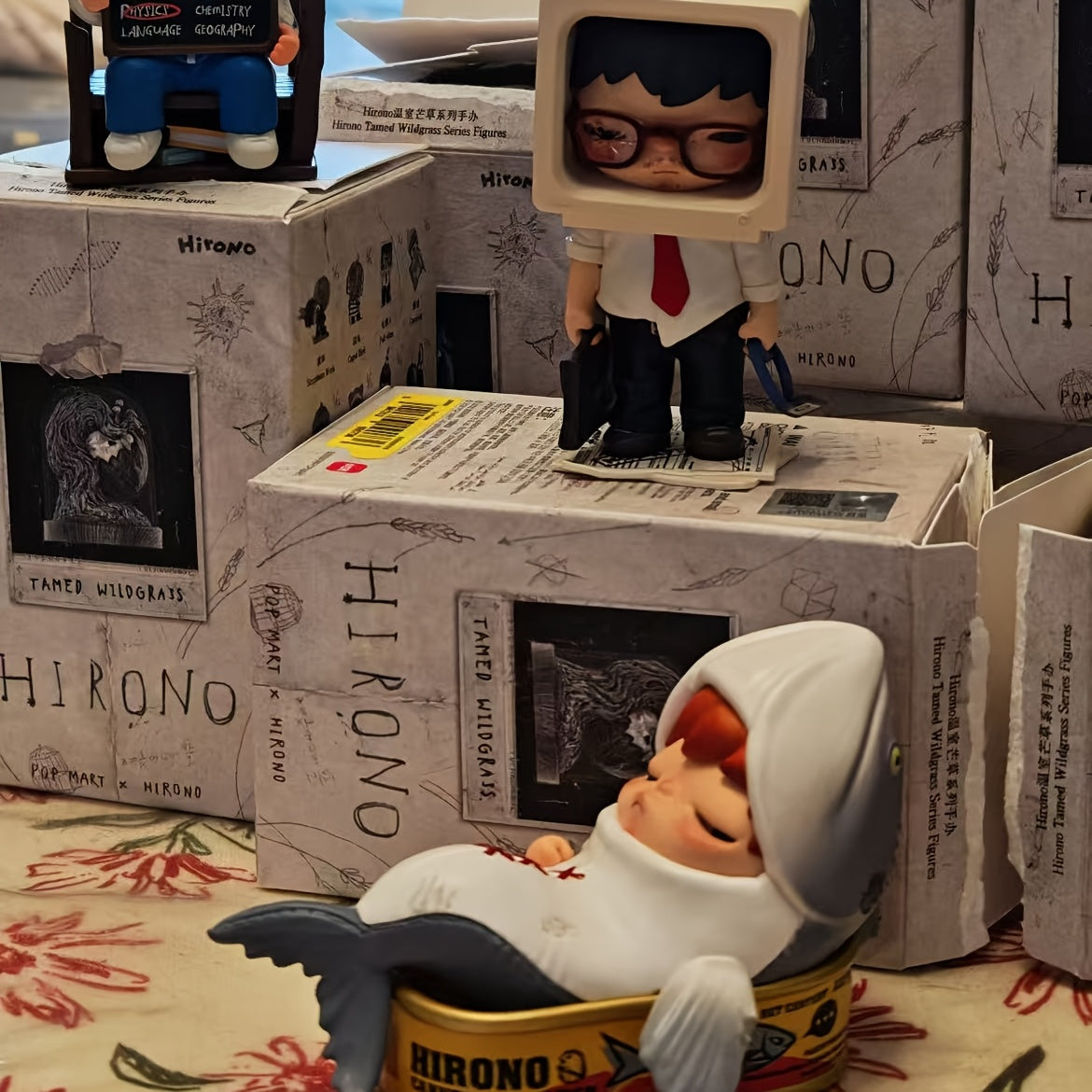 Bubble Mart Misteriozna Kutija Hirono Staklenik Miscanthus Serija Misteriozna Kutija Figurica, 1 kom, Pojedinačna Misteriozna Kutija, Nasumičan Stil, Nasumičan Uzorak, Nasumična Boja, Kancelarijski Materijal